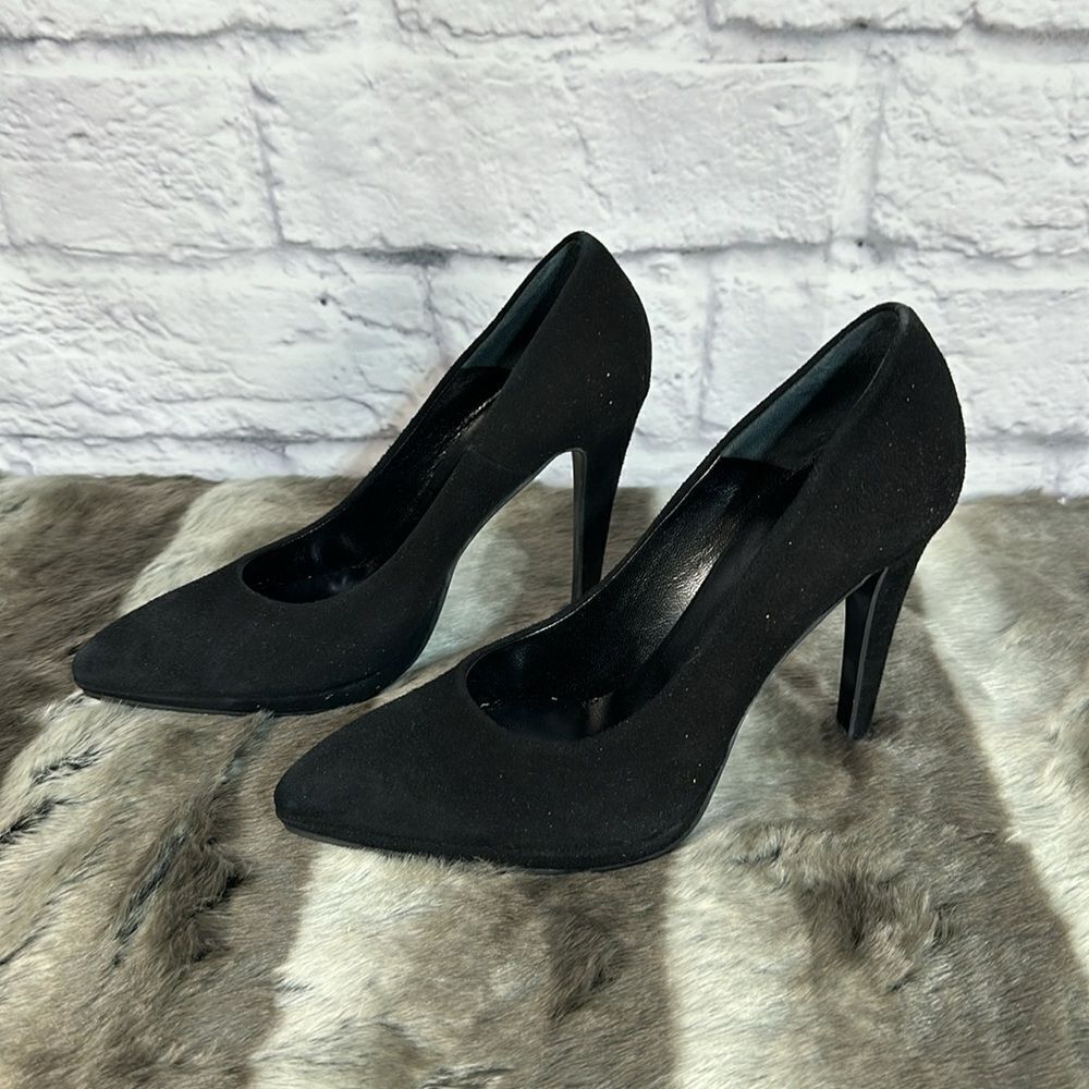 BNIB simple black pumps